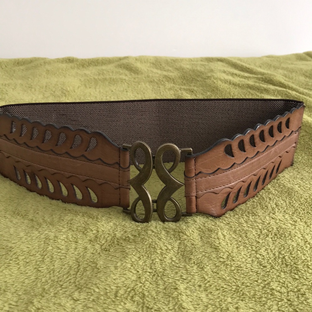 🌸Daytrip 🌸 Awesome! stretch belt.